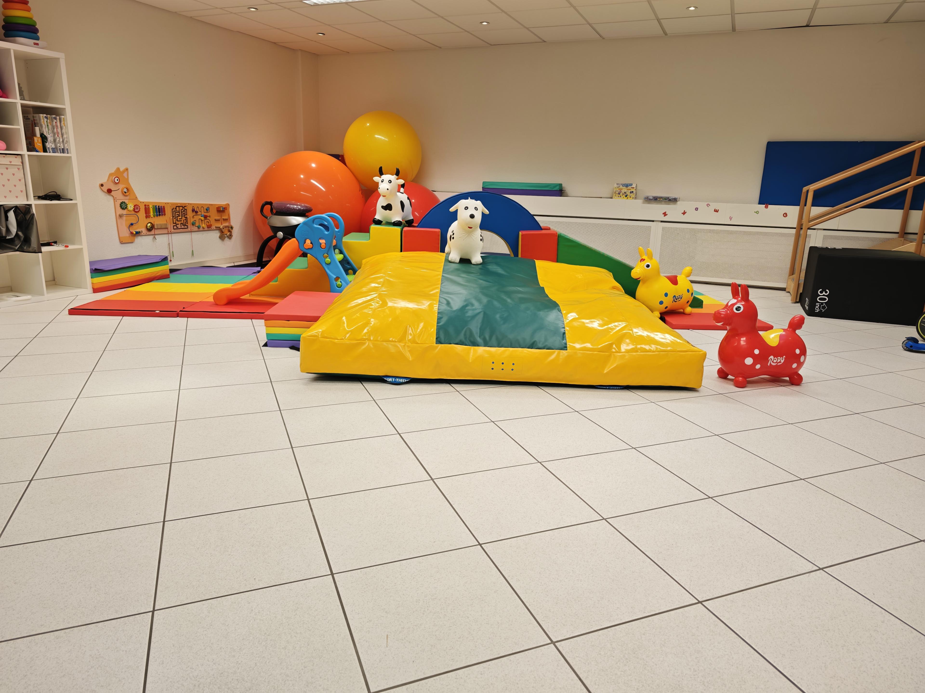 An open-floor area of the therapy zone, set up for sensophysio work